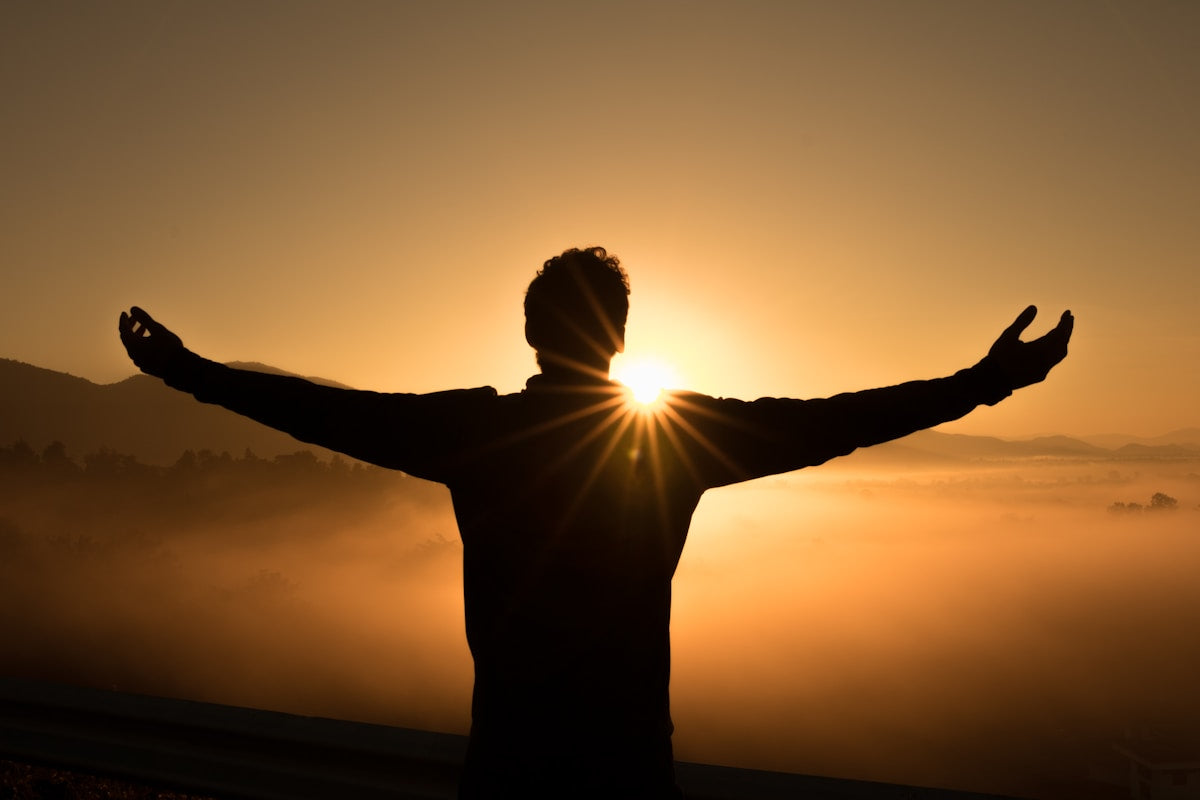 Händer som håller en kristall i solljus – intention och manifestation