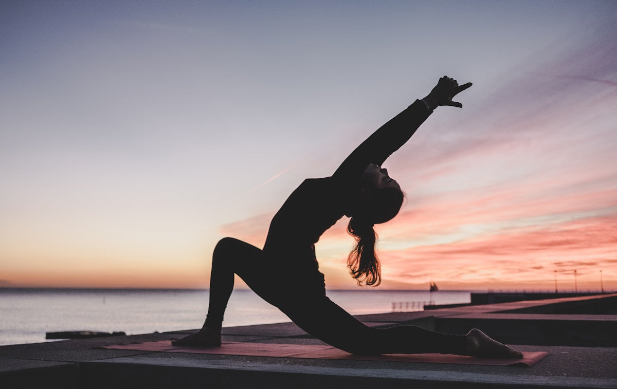 Kvinna praktiserar pranayama i naturlig miljö